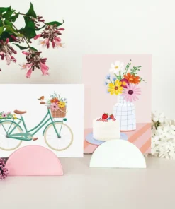 VIERUNDFÜNFZIG Postkarte | Sommer - Fahrrad mit Blumenkorb