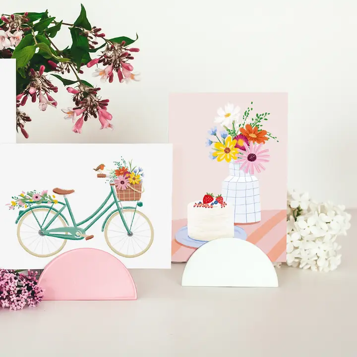 VIERUNDFÜNFZIG Postkarte | Sommer - Fahrrad mit Blumenkorb