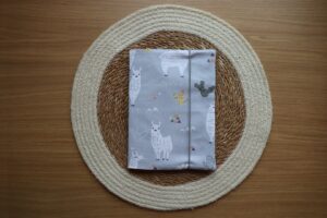 AYLUN Hülle Gesundheitsheft | Lama grau