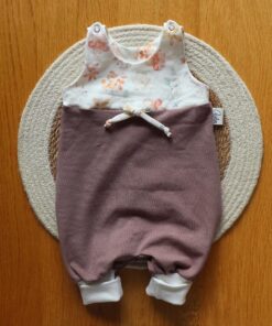 Handmade Strampler Altmauve-Blumen von Aylun