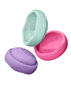 Stapelstein® Original Set 3 | FRESH Beschreibung Tauche ein in eine frische Welt voller Bewegung, Farbenfreude und Fantasie – mit dem Stapelstein® Original Set 3 | FRESH. Dieses Set aus drei lebendigen, aufeinander abgestimmten Farben bringt spielerisch Bewegung in den Alltag deines Kindes. Ob Stapeln, Balancieren, Sitzen oder fantasievolles Spielen – der Stapelstein® lädt Kinder ab einem Jahr dazu ein, sich frei zu entfalten und ihren Körper auf natürliche Weise zu entdecken. Dank der leichten, robusten Bauweise aus ressourcenschonendem Material und dem klaren, reduzierten Design bietet das Set unendlich viele Spielmöglichkeiten – drinnen wie draussen. Die offene Spielstruktur fördert die Kreativität, stärkt das Gleichgewicht und macht motorisches Lernen zum Abenteuer. Eigenschaften Enthält 3 Stapelstein® Originale in frischen Farben: Fresh Green, Fresh Blue, Fresh Pink Extra leicht: nur ca. 180 g pro Stapelstein – ideal für kleine Kinderhände Belastbar bis 180 kg – geeignet für Kinder & Erwachsene Wasser-, speichel- und UV-beständig – ideal für Outdoor-Spass Geräuscharm und bodenschonend – perfekt für empfindliche Innenräume 100 % recyclebar und frei von Schadstoffen Made in Germany – klimaneutral und regional produziert Neu: Mit 15 % Recyclinganteil aus maritimem Industrieabfall – ein aktiver Beitrag zum Schutz unserer Meere Saison Das Stapelstein® Original Set 3 | FRESH ist das ganze Jahr über einsatzbereit. Ob bei Sonnenschein im Garten oder bei schlechtem Wetter im Wohnzimmer – Bewegung, Spiel und Spass kennen keine Saison! Anwendung Das Set bietet unzählige Spielmöglichkeiten: Balancierparcours bauen Farben sortieren und zuordnen Türme stapeln und kreativ konstruieren Als Tritthilfe oder Hocker verwenden In Rollenspiele oder Bewegungsstationen integrieren Es eignet sich sowohl für Einzelspiele als auch für Gruppenaktivitäten – zu Hause, im Kindergarten oder in der Therapie. Nachhaltigkeit Mit Stapelstein® spielst du mit gutem Gewissen: Die Bausteine bestehen aus langlebigem, recycelbarem EPP und werden in Deutschland unter ökologisch verantwortungsvollen Bedingungen gefertigt. Besonders innovativ: Das Set enthält jetzt 15 % Recyclingmaterial aus maritimem Industrieabfall – eine bewusste Entscheidung gegen Plastikverschmutzung in unseren Gewässern und für eine saubere Zukunft. Material & Pflege Material: Expandiertes Polypropylen (EPP) Pflege: Einfach mit Wasser und einem milden Reinigungsmittel abwischen Grösse Ø 27,5 cm | Höhe 12 cm pro Stapelstein