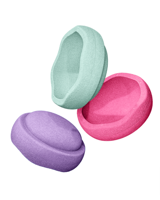 Stapelstein® Original Set 3 | FRESH Beschreibung Tauche ein in eine frische Welt voller Bewegung, Farbenfreude und Fantasie – mit dem Stapelstein® Original Set 3 | FRESH. Dieses Set aus drei lebendigen, aufeinander abgestimmten Farben bringt spielerisch Bewegung in den Alltag deines Kindes. Ob Stapeln, Balancieren, Sitzen oder fantasievolles Spielen – der Stapelstein® lädt Kinder ab einem Jahr dazu ein, sich frei zu entfalten und ihren Körper auf natürliche Weise zu entdecken. Dank der leichten, robusten Bauweise aus ressourcenschonendem Material und dem klaren, reduzierten Design bietet das Set unendlich viele Spielmöglichkeiten – drinnen wie draussen. Die offene Spielstruktur fördert die Kreativität, stärkt das Gleichgewicht und macht motorisches Lernen zum Abenteuer. Eigenschaften Enthält 3 Stapelstein® Originale in frischen Farben: Fresh Green, Fresh Blue, Fresh Pink Extra leicht: nur ca. 180 g pro Stapelstein – ideal für kleine Kinderhände Belastbar bis 180 kg – geeignet für Kinder & Erwachsene Wasser-, speichel- und UV-beständig – ideal für Outdoor-Spass Geräuscharm und bodenschonend – perfekt für empfindliche Innenräume 100 % recyclebar und frei von Schadstoffen Made in Germany – klimaneutral und regional produziert Neu: Mit 15 % Recyclinganteil aus maritimem Industrieabfall – ein aktiver Beitrag zum Schutz unserer Meere Saison Das Stapelstein® Original Set 3 | FRESH ist das ganze Jahr über einsatzbereit. Ob bei Sonnenschein im Garten oder bei schlechtem Wetter im Wohnzimmer – Bewegung, Spiel und Spass kennen keine Saison! Anwendung Das Set bietet unzählige Spielmöglichkeiten: Balancierparcours bauen Farben sortieren und zuordnen Türme stapeln und kreativ konstruieren Als Tritthilfe oder Hocker verwenden In Rollenspiele oder Bewegungsstationen integrieren Es eignet sich sowohl für Einzelspiele als auch für Gruppenaktivitäten – zu Hause, im Kindergarten oder in der Therapie. Nachhaltigkeit Mit Stapelstein® spielst du mit gutem Gewissen: Die Bausteine bestehen aus langlebigem, recycelbarem EPP und werden in Deutschland unter ökologisch verantwortungsvollen Bedingungen gefertigt. Besonders innovativ: Das Set enthält jetzt 15 % Recyclingmaterial aus maritimem Industrieabfall – eine bewusste Entscheidung gegen Plastikverschmutzung in unseren Gewässern und für eine saubere Zukunft. Material & Pflege Material: Expandiertes Polypropylen (EPP) Pflege: Einfach mit Wasser und einem milden Reinigungsmittel abwischen Grösse Ø 27,5 cm | Höhe 12 cm pro Stapelstein