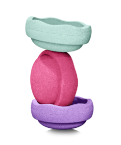 Stapelstein® Original Set 3 | FRESH Beschreibung Tauche ein in eine frische Welt voller Bewegung, Farbenfreude und Fantasie – mit dem Stapelstein® Original Set 3 | FRESH. Dieses Set aus drei lebendigen, aufeinander abgestimmten Farben bringt spielerisch Bewegung in den Alltag deines Kindes. Ob Stapeln, Balancieren, Sitzen oder fantasievolles Spielen – der Stapelstein® lädt Kinder ab einem Jahr dazu ein, sich frei zu entfalten und ihren Körper auf natürliche Weise zu entdecken. Dank der leichten, robusten Bauweise aus ressourcenschonendem Material und dem klaren, reduzierten Design bietet das Set unendlich viele Spielmöglichkeiten – drinnen wie draussen. Die offene Spielstruktur fördert die Kreativität, stärkt das Gleichgewicht und macht motorisches Lernen zum Abenteuer. Eigenschaften Enthält 3 Stapelstein® Originale in frischen Farben: Fresh Green, Fresh Blue, Fresh Pink Extra leicht: nur ca. 180 g pro Stapelstein – ideal für kleine Kinderhände Belastbar bis 180 kg – geeignet für Kinder & Erwachsene Wasser-, speichel- und UV-beständig – ideal für Outdoor-Spass Geräuscharm und bodenschonend – perfekt für empfindliche Innenräume 100 % recyclebar und frei von Schadstoffen Made in Germany – klimaneutral und regional produziert Neu: Mit 15 % Recyclinganteil aus maritimem Industrieabfall – ein aktiver Beitrag zum Schutz unserer Meere Saison Das Stapelstein® Original Set 3 | FRESH ist das ganze Jahr über einsatzbereit. Ob bei Sonnenschein im Garten oder bei schlechtem Wetter im Wohnzimmer – Bewegung, Spiel und Spass kennen keine Saison! Anwendung Das Set bietet unzählige Spielmöglichkeiten: Balancierparcours bauen Farben sortieren und zuordnen Türme stapeln und kreativ konstruieren Als Tritthilfe oder Hocker verwenden In Rollenspiele oder Bewegungsstationen integrieren Es eignet sich sowohl für Einzelspiele als auch für Gruppenaktivitäten – zu Hause, im Kindergarten oder in der Therapie. Nachhaltigkeit Mit Stapelstein® spielst du mit gutem Gewissen: Die Bausteine bestehen aus langlebigem, recycelbarem EPP und werden in Deutschland unter ökologisch verantwortungsvollen Bedingungen gefertigt. Besonders innovativ: Das Set enthält jetzt 15 % Recyclingmaterial aus maritimem Industrieabfall – eine bewusste Entscheidung gegen Plastikverschmutzung in unseren Gewässern und für eine saubere Zukunft. Material & Pflege Material: Expandiertes Polypropylen (EPP) Pflege: Einfach mit Wasser und einem milden Reinigungsmittel abwischen Grösse Ø 27,5 cm | Höhe 12 cm pro Stapelstein