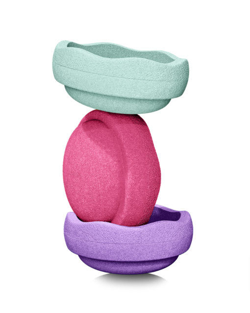 Stapelstein® Original Set 3 | FRESH Beschreibung Tauche ein in eine frische Welt voller Bewegung, Farbenfreude und Fantasie – mit dem Stapelstein® Original Set 3 | FRESH. Dieses Set aus drei lebendigen, aufeinander abgestimmten Farben bringt spielerisch Bewegung in den Alltag deines Kindes. Ob Stapeln, Balancieren, Sitzen oder fantasievolles Spielen – der Stapelstein® lädt Kinder ab einem Jahr dazu ein, sich frei zu entfalten und ihren Körper auf natürliche Weise zu entdecken. Dank der leichten, robusten Bauweise aus ressourcenschonendem Material und dem klaren, reduzierten Design bietet das Set unendlich viele Spielmöglichkeiten – drinnen wie draussen. Die offene Spielstruktur fördert die Kreativität, stärkt das Gleichgewicht und macht motorisches Lernen zum Abenteuer. Eigenschaften Enthält 3 Stapelstein® Originale in frischen Farben: Fresh Green, Fresh Blue, Fresh Pink Extra leicht: nur ca. 180 g pro Stapelstein – ideal für kleine Kinderhände Belastbar bis 180 kg – geeignet für Kinder & Erwachsene Wasser-, speichel- und UV-beständig – ideal für Outdoor-Spass Geräuscharm und bodenschonend – perfekt für empfindliche Innenräume 100 % recyclebar und frei von Schadstoffen Made in Germany – klimaneutral und regional produziert Neu: Mit 15 % Recyclinganteil aus maritimem Industrieabfall – ein aktiver Beitrag zum Schutz unserer Meere Saison Das Stapelstein® Original Set 3 | FRESH ist das ganze Jahr über einsatzbereit. Ob bei Sonnenschein im Garten oder bei schlechtem Wetter im Wohnzimmer – Bewegung, Spiel und Spass kennen keine Saison! Anwendung Das Set bietet unzählige Spielmöglichkeiten: Balancierparcours bauen Farben sortieren und zuordnen Türme stapeln und kreativ konstruieren Als Tritthilfe oder Hocker verwenden In Rollenspiele oder Bewegungsstationen integrieren Es eignet sich sowohl für Einzelspiele als auch für Gruppenaktivitäten – zu Hause, im Kindergarten oder in der Therapie. Nachhaltigkeit Mit Stapelstein® spielst du mit gutem Gewissen: Die Bausteine bestehen aus langlebigem, recycelbarem EPP und werden in Deutschland unter ökologisch verantwortungsvollen Bedingungen gefertigt. Besonders innovativ: Das Set enthält jetzt 15 % Recyclingmaterial aus maritimem Industrieabfall – eine bewusste Entscheidung gegen Plastikverschmutzung in unseren Gewässern und für eine saubere Zukunft. Material & Pflege Material: Expandiertes Polypropylen (EPP) Pflege: Einfach mit Wasser und einem milden Reinigungsmittel abwischen Grösse Ø 27,5 cm | Höhe 12 cm pro Stapelstein