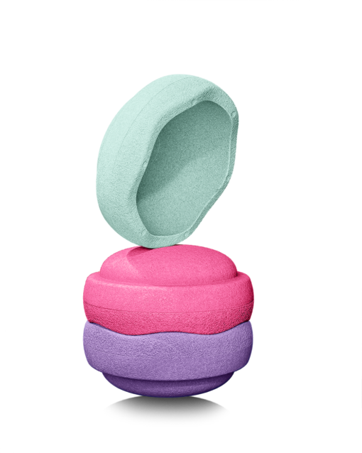 Stapelstein® Original Set 3 | FRESH Beschreibung Tauche ein in eine frische Welt voller Bewegung, Farbenfreude und Fantasie – mit dem Stapelstein® Original Set 3 | FRESH. Dieses Set aus drei lebendigen, aufeinander abgestimmten Farben bringt spielerisch Bewegung in den Alltag deines Kindes. Ob Stapeln, Balancieren, Sitzen oder fantasievolles Spielen – der Stapelstein® lädt Kinder ab einem Jahr dazu ein, sich frei zu entfalten und ihren Körper auf natürliche Weise zu entdecken. Dank der leichten, robusten Bauweise aus ressourcenschonendem Material und dem klaren, reduzierten Design bietet das Set unendlich viele Spielmöglichkeiten – drinnen wie draussen. Die offene Spielstruktur fördert die Kreativität, stärkt das Gleichgewicht und macht motorisches Lernen zum Abenteuer. Eigenschaften Enthält 3 Stapelstein® Originale in frischen Farben: Fresh Green, Fresh Blue, Fresh Pink Extra leicht: nur ca. 180 g pro Stapelstein – ideal für kleine Kinderhände Belastbar bis 180 kg – geeignet für Kinder & Erwachsene Wasser-, speichel- und UV-beständig – ideal für Outdoor-Spass Geräuscharm und bodenschonend – perfekt für empfindliche Innenräume 100 % recyclebar und frei von Schadstoffen Made in Germany – klimaneutral und regional produziert Neu: Mit 15 % Recyclinganteil aus maritimem Industrieabfall – ein aktiver Beitrag zum Schutz unserer Meere Saison Das Stapelstein® Original Set 3 | FRESH ist das ganze Jahr über einsatzbereit. Ob bei Sonnenschein im Garten oder bei schlechtem Wetter im Wohnzimmer – Bewegung, Spiel und Spass kennen keine Saison! Anwendung Das Set bietet unzählige Spielmöglichkeiten: Balancierparcours bauen Farben sortieren und zuordnen Türme stapeln und kreativ konstruieren Als Tritthilfe oder Hocker verwenden In Rollenspiele oder Bewegungsstationen integrieren Es eignet sich sowohl für Einzelspiele als auch für Gruppenaktivitäten – zu Hause, im Kindergarten oder in der Therapie. Nachhaltigkeit Mit Stapelstein® spielst du mit gutem Gewissen: Die Bausteine bestehen aus langlebigem, recycelbarem EPP und werden in Deutschland unter ökologisch verantwortungsvollen Bedingungen gefertigt. Besonders innovativ: Das Set enthält jetzt 15 % Recyclingmaterial aus maritimem Industrieabfall – eine bewusste Entscheidung gegen Plastikverschmutzung in unseren Gewässern und für eine saubere Zukunft. Material & Pflege Material: Expandiertes Polypropylen (EPP) Pflege: Einfach mit Wasser und einem milden Reinigungsmittel abwischen Grösse Ø 27,5 cm | Höhe 12 cm pro Stapelstein