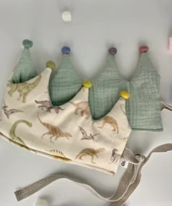 Stoffkrone | Geburtstagskrone Dino Musselin mit Pompons