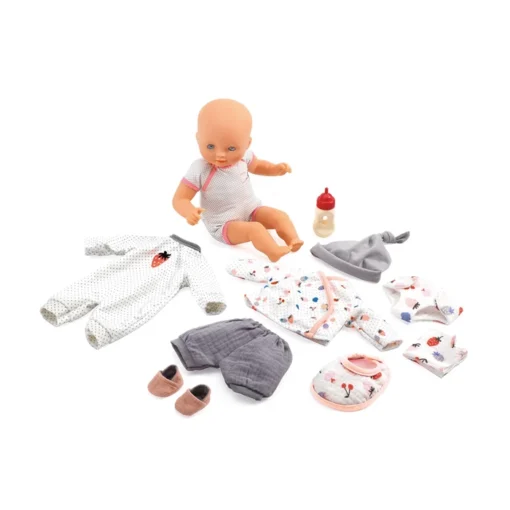 Djeco Pomea Spielkoffer mit Puppe & Zubehör | Vanille – Bild 3