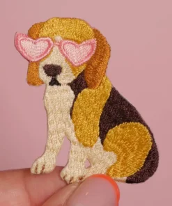 MALICIEUSE Bügel Patch | Beagle mit Herzsonnenbrille