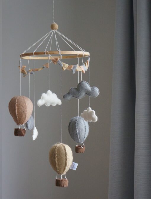Gamcha Baby Mobile aus Filz | Heissluftballon beige