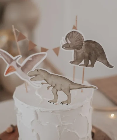 https://wintichind.ch/wp-content/uploads/hej-hanni-caketopper-dinosaurier-4.webp