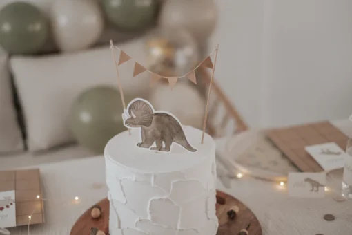 https://wintichind.ch/wp-content/uploads/hej-hanni-caketopper-dinosaurier-4.webp