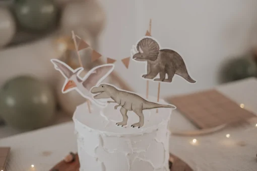 https://wintichind.ch/wp-content/uploads/hej-hanni-caketopper-dinosaurier-4.webp