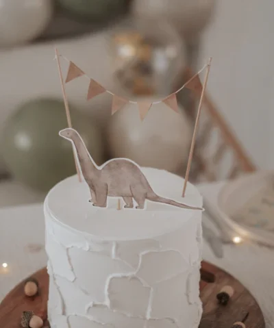 https://wintichind.ch/wp-content/uploads/hej-hanni-caketopper-dinosaurier-4.webp