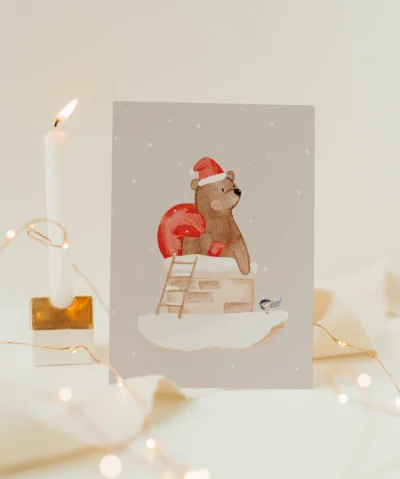 Hej Hanni Postkarte Weihnachten | Weihnachtsbär im Kamin