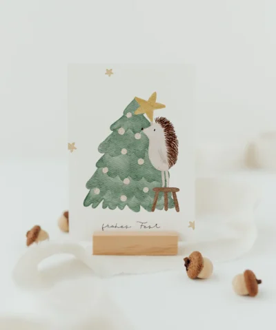 Hej Hanni Postkarte Weihnachten | IGEL SCHMÜCKT WEIHNACHTSBAUM