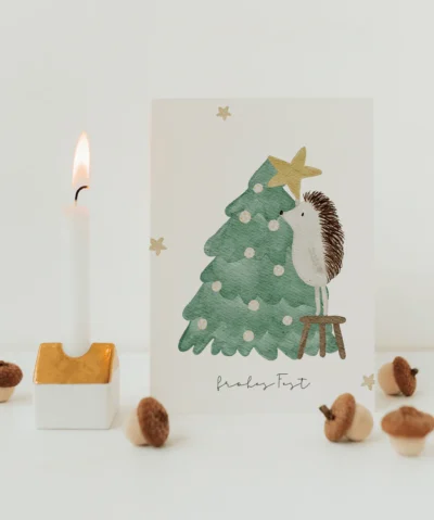 Hej Hanni Postkarte Weihnachten | IGEL SCHMÜCKT WEIHNACHTSBAUM