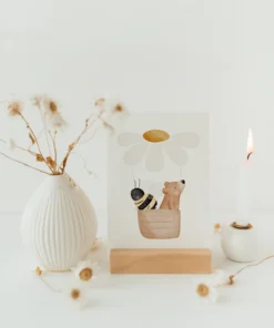 Liebevoll gestalteter Postkartenständer für Postkarten in A6. So kannst du deine liebsten Fotos oder Karten präsentieren.