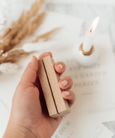 Liebevoll gestalteter Postkartenständer für Postkarten in A6. So kannst du deine liebsten Fotos oder Karten präsentieren.