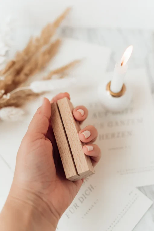 Liebevoll gestalteter Postkartenständer für Postkarten in A6. So kannst du deine liebsten Fotos oder Karten präsentieren.