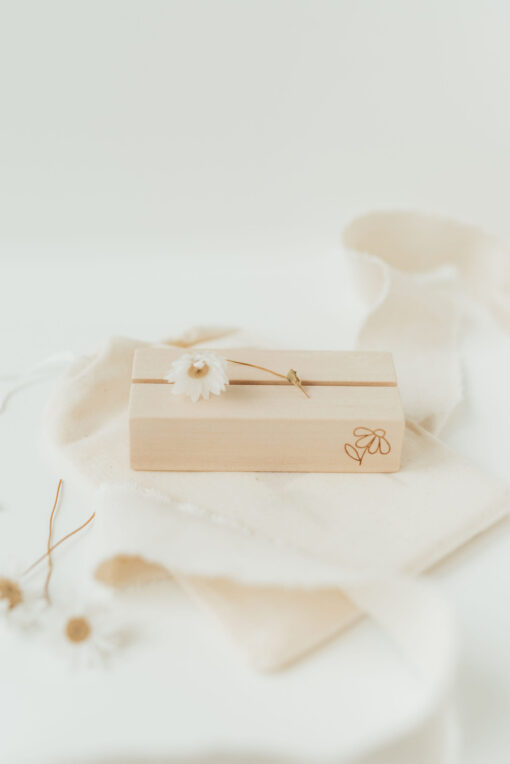 Hej Hanni Postkartenständer Holz | mit Blume