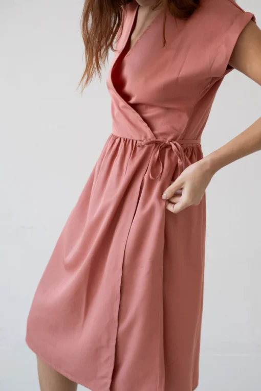 Tiralahilacha ERW Tencel Wickel-Midikleid HIRA | rosa – Bild 4