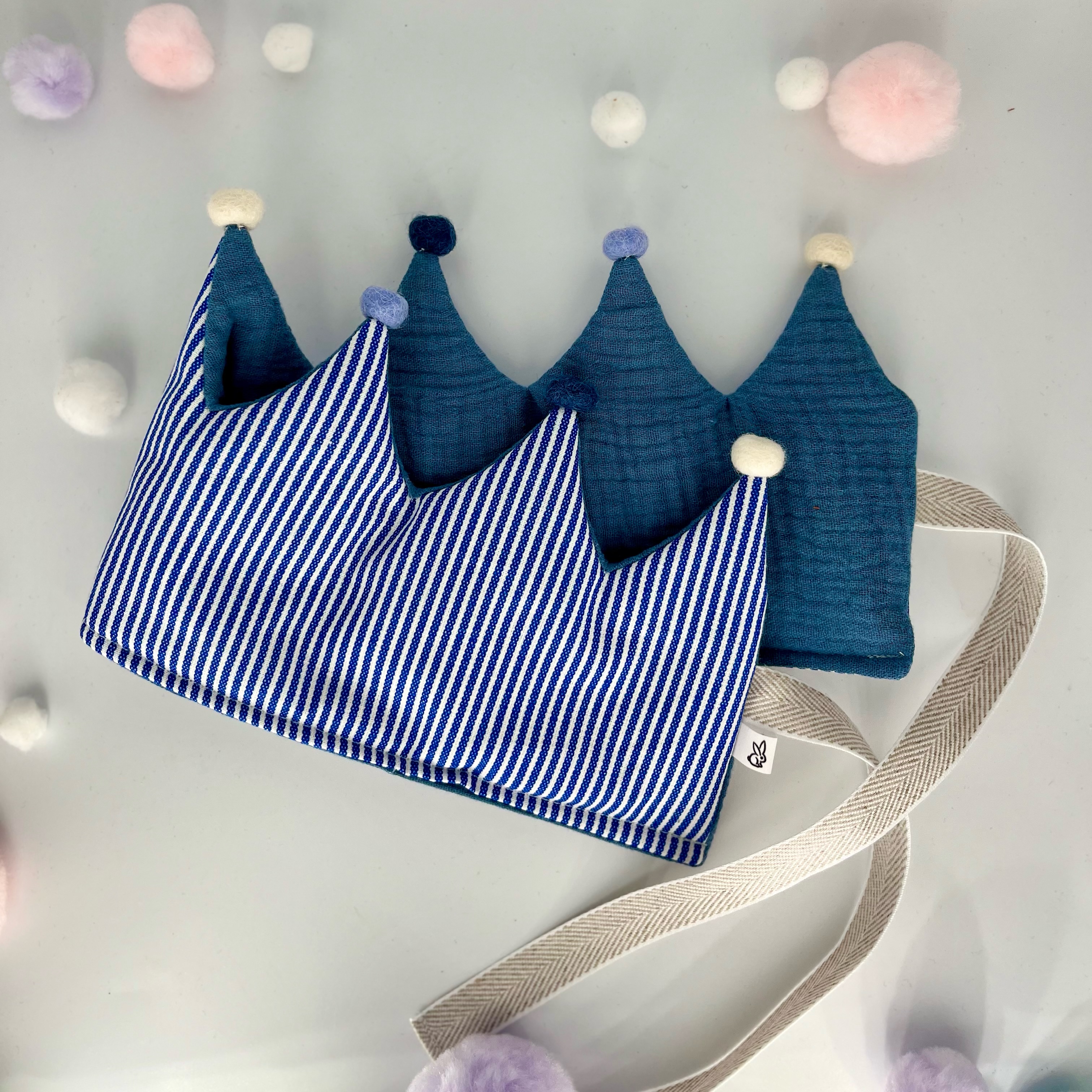 Stoffkrone | Geburtstagskrone Blau STREIFEN mit Pompons