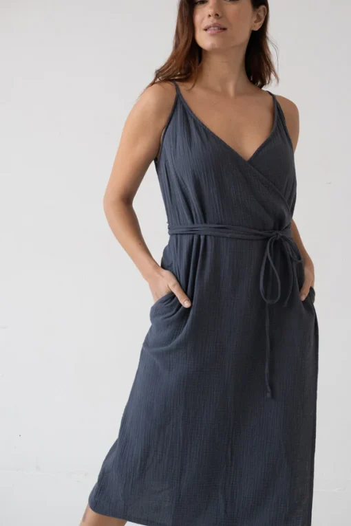 Tiralahilacha ERW Musselin Wickelkleid mit Träger BRIELLE | black
