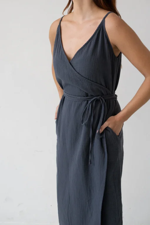 Tiralahilacha ERW Musselin Wickelkleid mit Träger BRIELLE | black – Bild 4