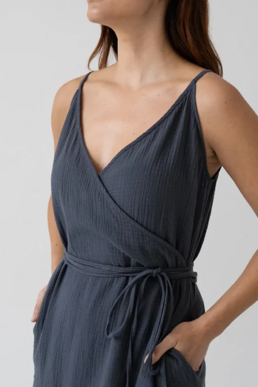 Tiralahilacha ERW Musselin Wickelkleid mit Träger BRIELLE | black – Bild 3