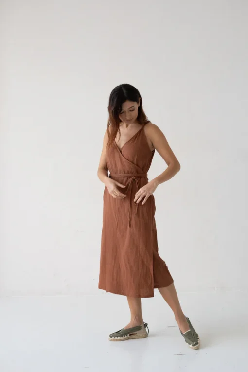 Tiralahilacha ERW Musselin Wickelkleid mit Träger BRIELLE | terrakotta – Bild 2