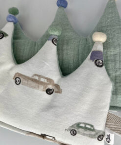 Stoffkrone | Geburtstagskrone Musselin Auto/salbei mit Pompons
