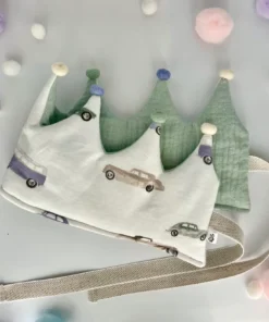 Stoffkrone | Geburtstagskrone Musselin Auto/salbei mit Pompons